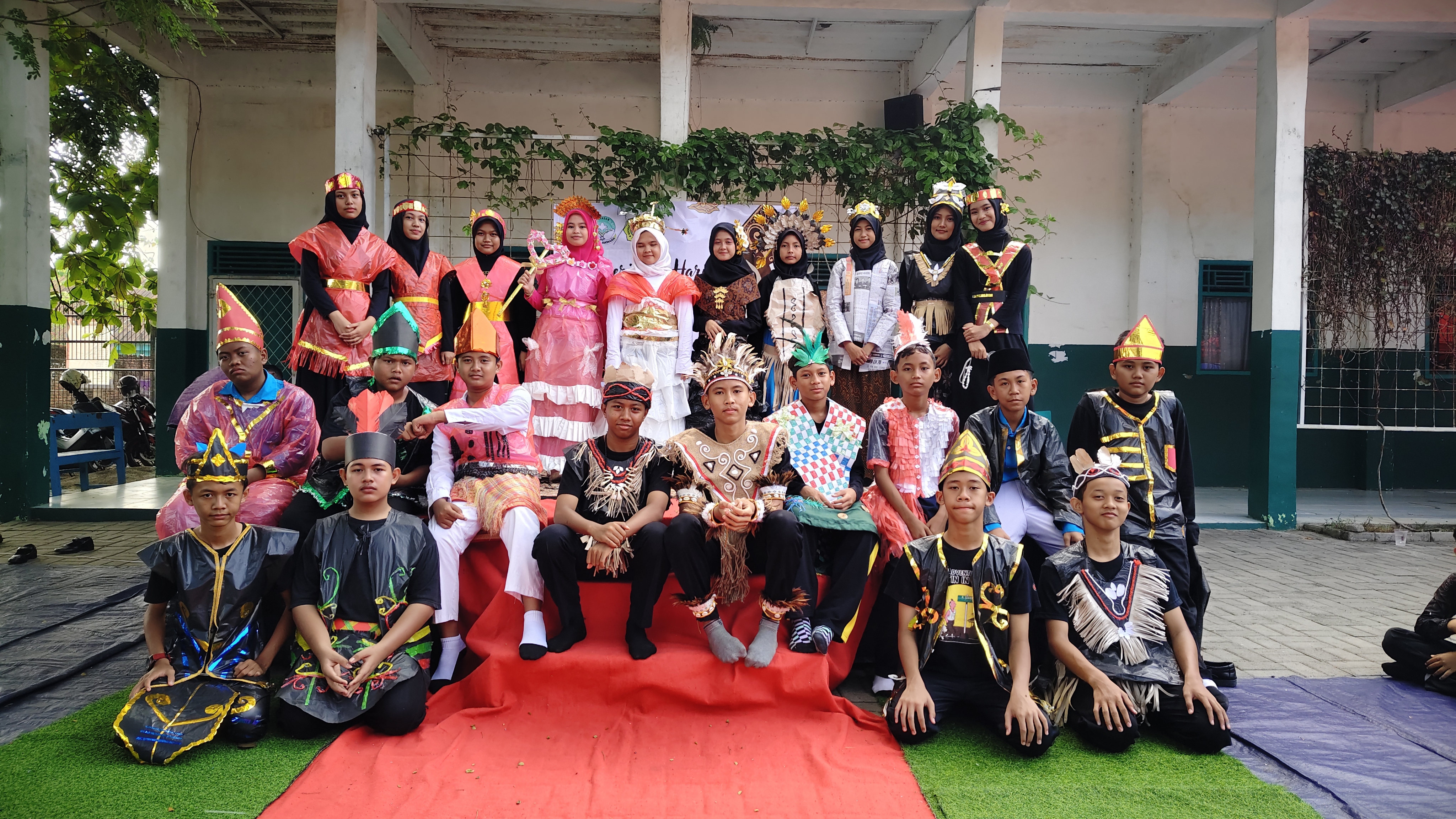 Siswa MTs Sepatan mengikuti kegiatan sekolah bersama