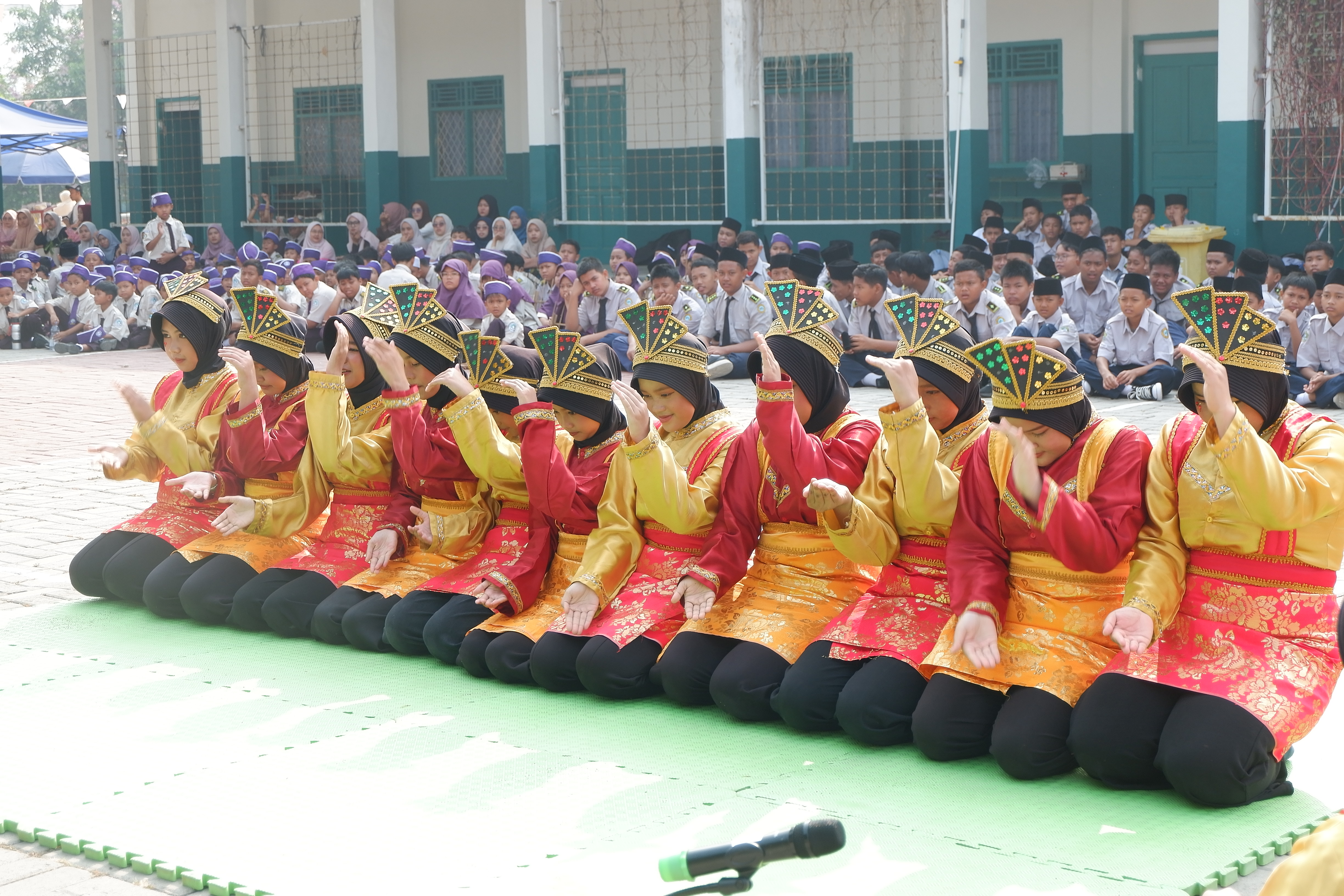 Penampilan seni siswa MTs Sepatan
